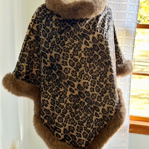NWT Top it Off Leopard Print Poncho OS - Picture 2 of 8